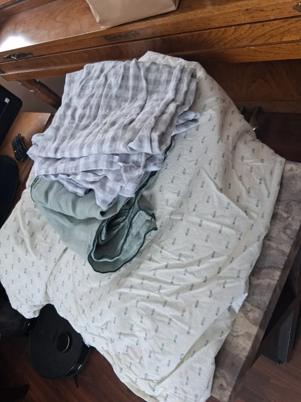 Brooklinen King Duvet Cover Set + Bedsure King Duvet Cover Set BUNDLE. FLAWS